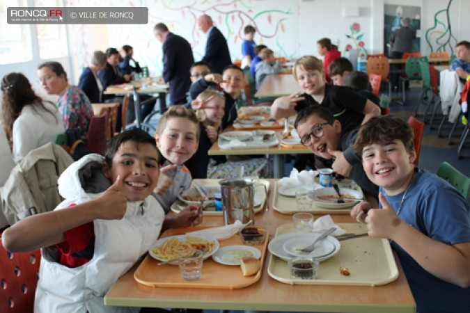 LES CM2 DECOUVRENT LA CANTINE DU COLLEGE