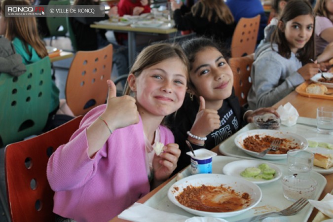 LES CM2 DECOUVRENT LA CANTINE DU COLLEGE