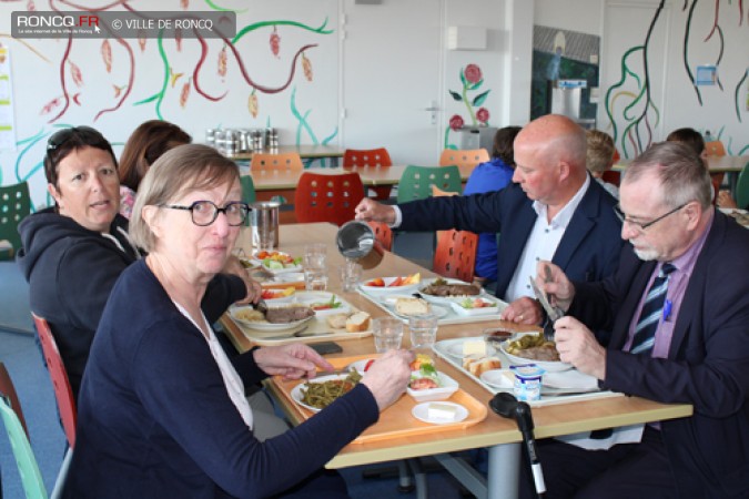 LES CM2 DECOUVRENT LA CANTINE DU COLLEGE