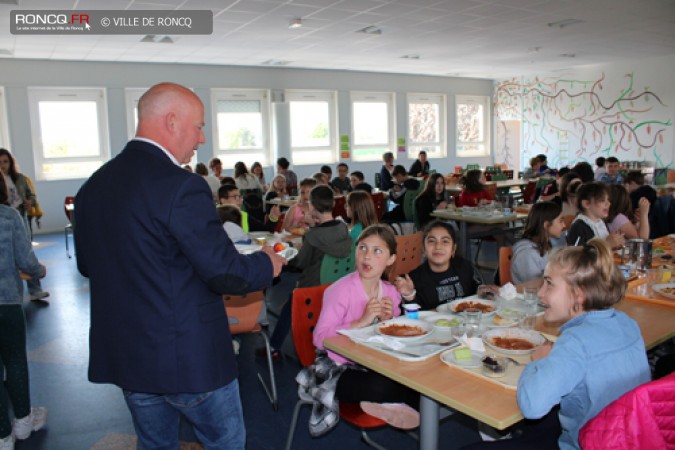 LES CM2 DECOUVRENT LA CANTINE DU COLLEGE